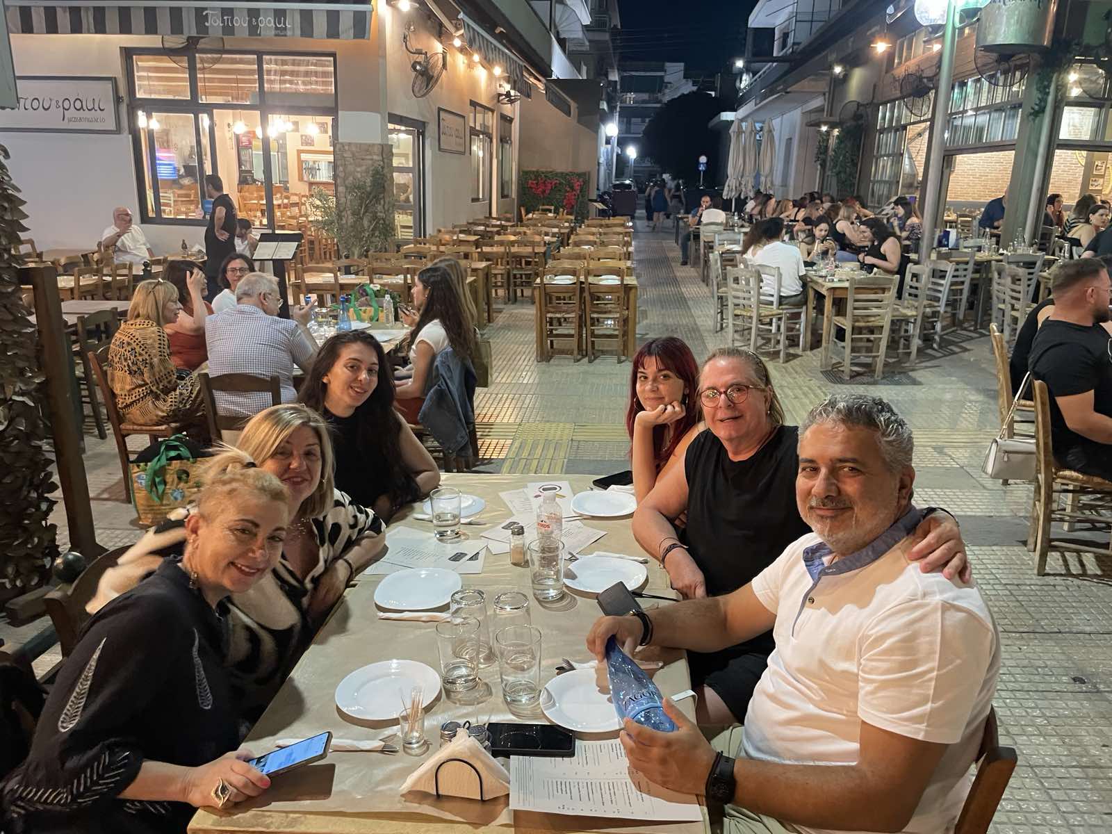 Ο Άρης Παπαδόπουλος σε βραδινό τραπέζι στην Αθήνα